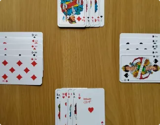 Spelkort utlagda på ett träbord