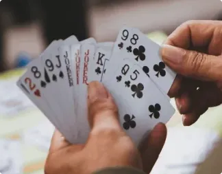En hand med spelkort