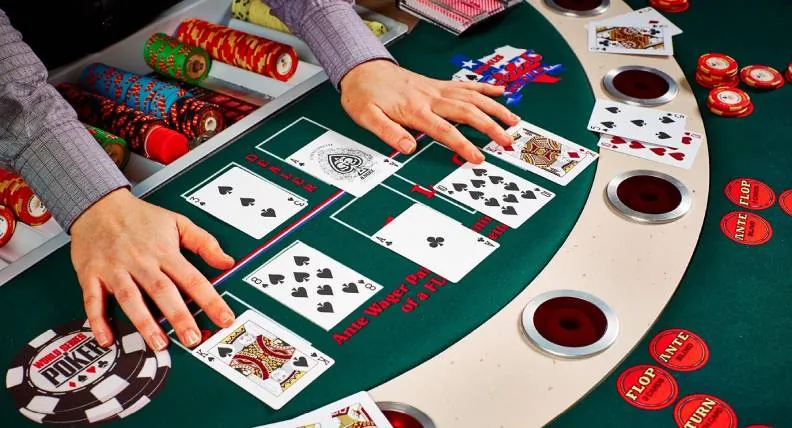 Ett pokerbord med kort och marker