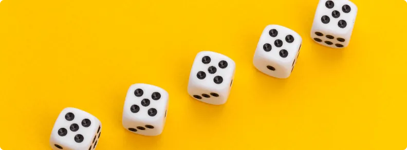 Tärningar mot gul bakgrund