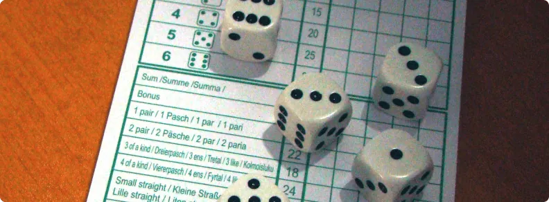 Fem tärningar på ett yatzyprotokoll